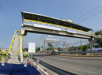 完成した歩道橋