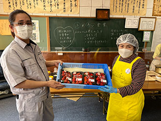 ふれあい食堂への寄付の様子